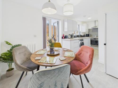 Newport House | Green Hat Stays Newport City