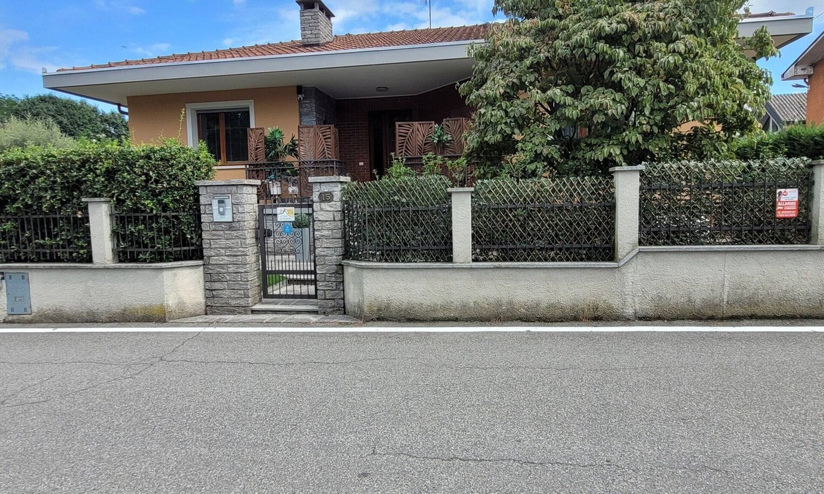 Castelletto Sopra Ticino House | Green Holiday Home 'La Casa Dei Girasoli-Lake Maggiore' with Garden, Wi-Fi, AC, Parking