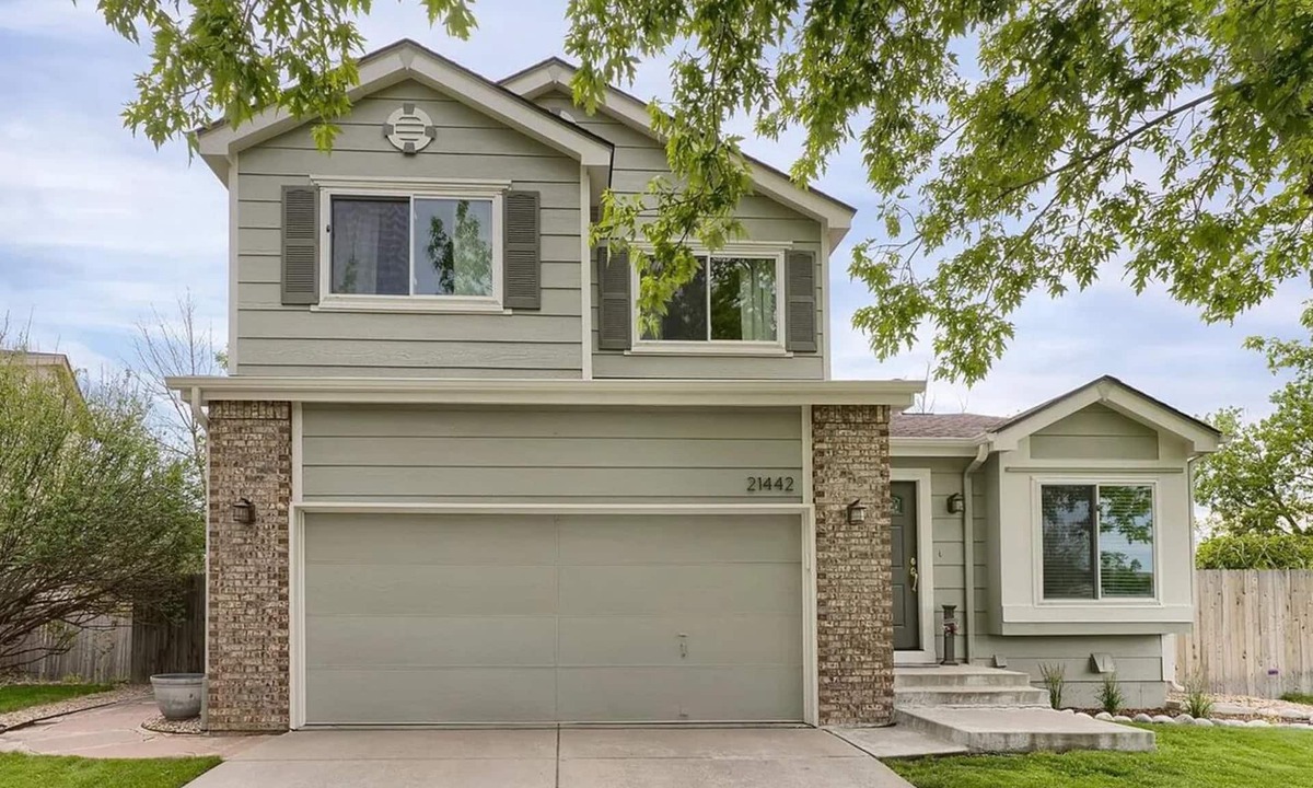 Centennial House | Green Jay House - Large Backyard and Nearby Pool