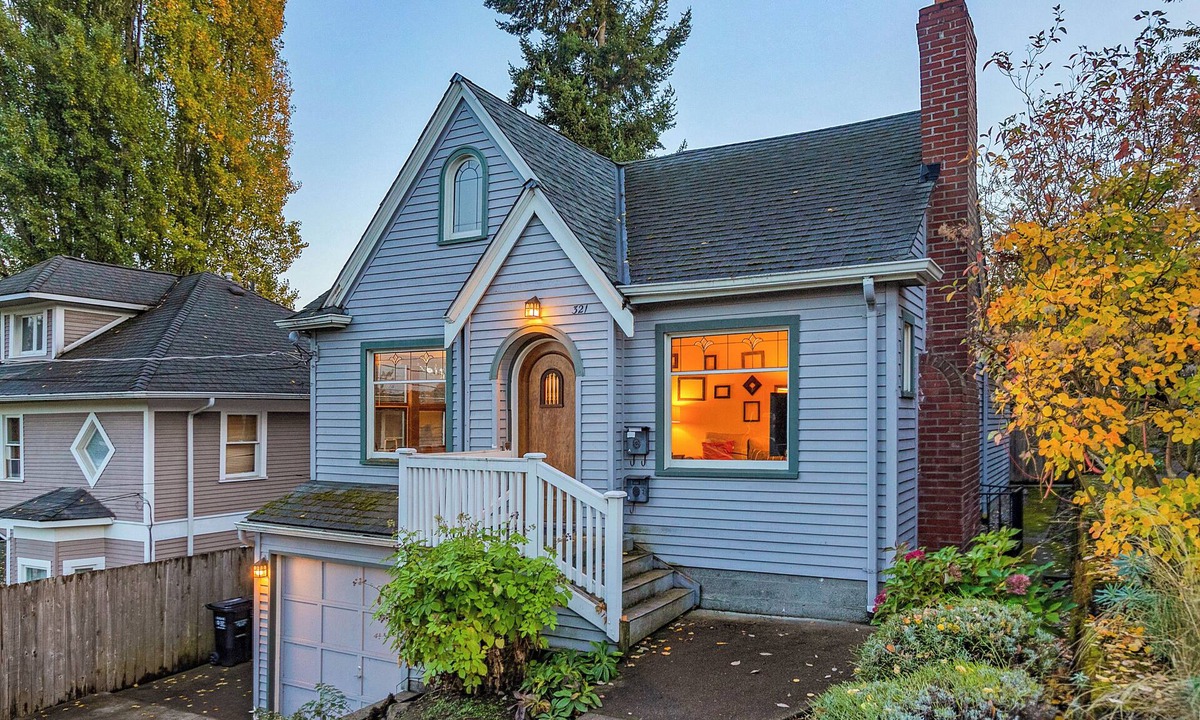 Wallingford Apartment | Green Lake Zen Low Level Garden Suite