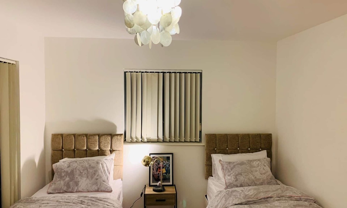 South Ockendon Apartment | Green Lantern, Private En-suite Double Room, Garden and Free Parking