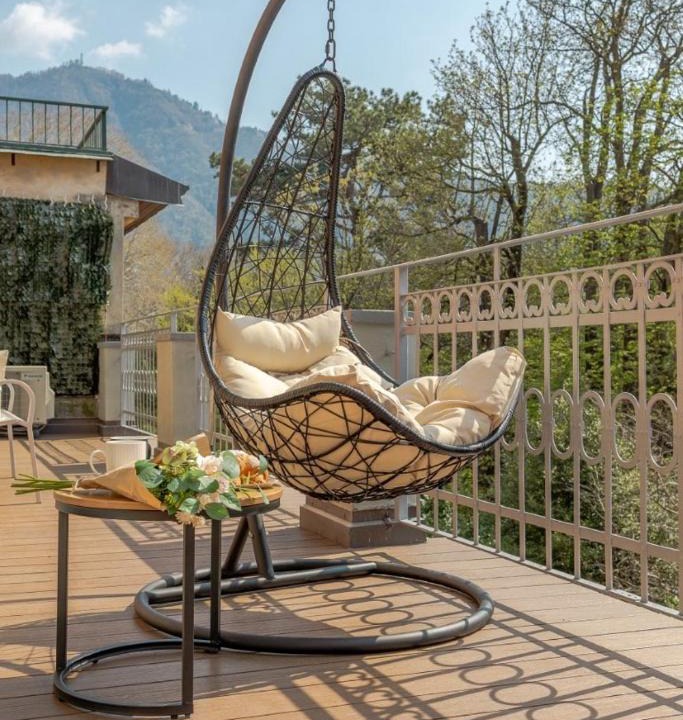 Cernobbio Apartment | Green Terrace in Cernobbio center