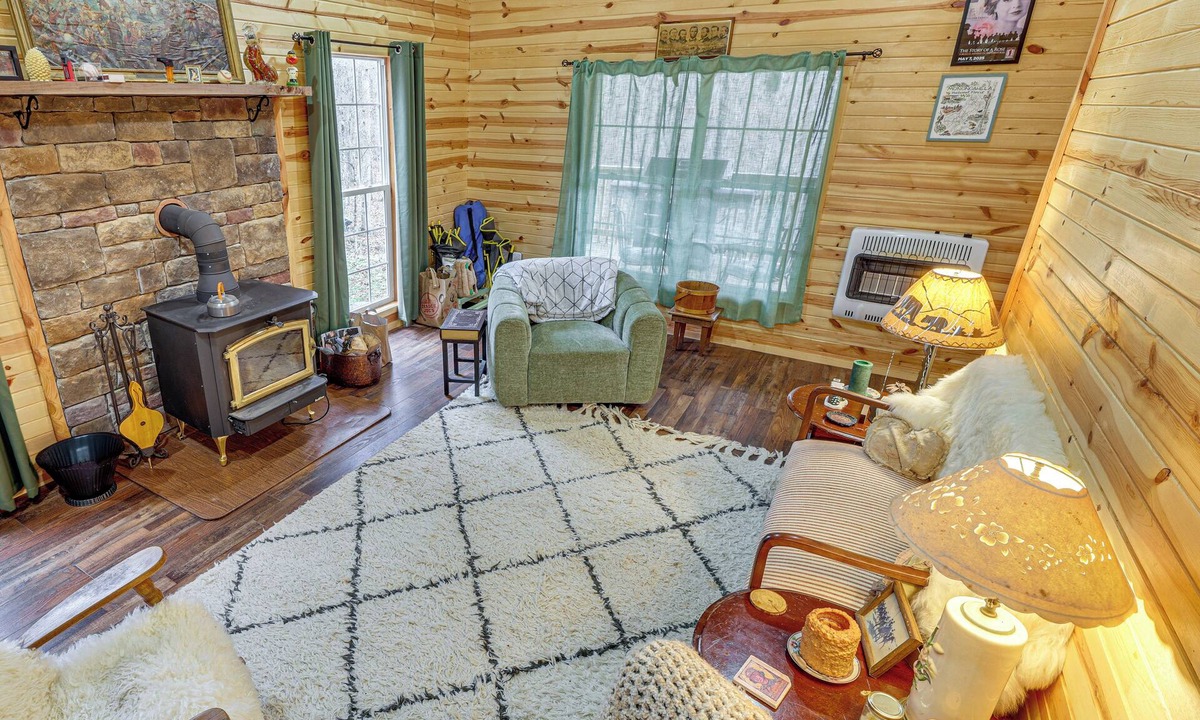 Marlinton Cabin | Greenbrier River On-Site! Modern-Rustic Log Cabin