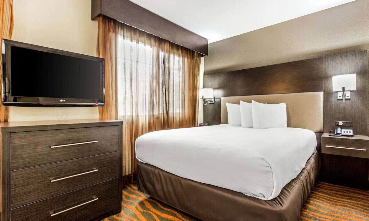 Greer Hotel | Greenville-Spartanburg Intl Queen Suite w/BF, Pool