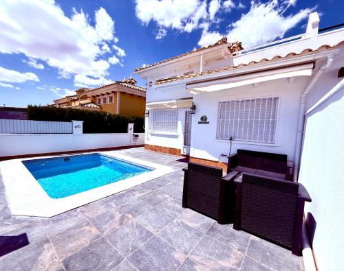 Sucina Villa | Gregorys Poolside Villa