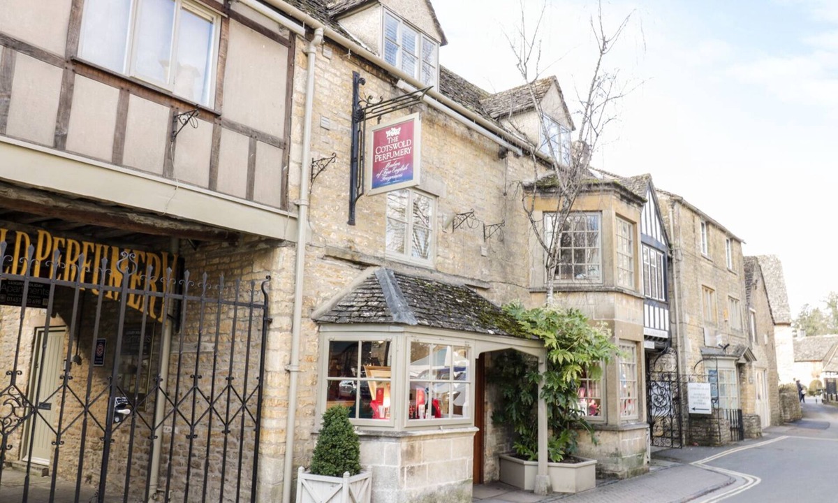 Barnsley Cottage | Greyhound Barn