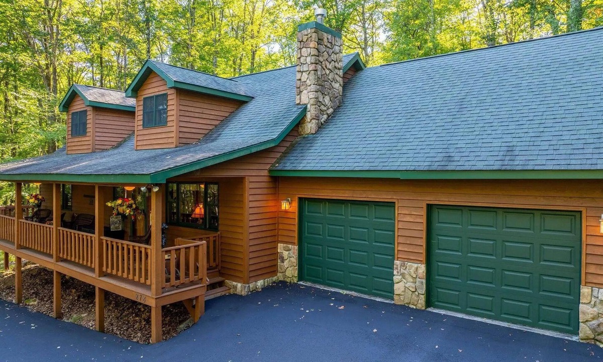 Terra Alta Cabin | Grin and Bear Witness to this Prime Location