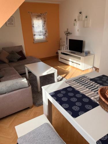 Hummeltal Apartment | Große Monteurwohnung mit 4 Zimmer und Parkplatz, Waschmaschine, Internet, voll ausgestattete Küche