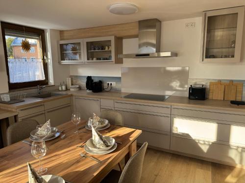 Rosengarten Apartment | Große, ruhige Wohnung in Rosengarten - Parkplätze - 3 Schlafzimmer - Fahrradraum