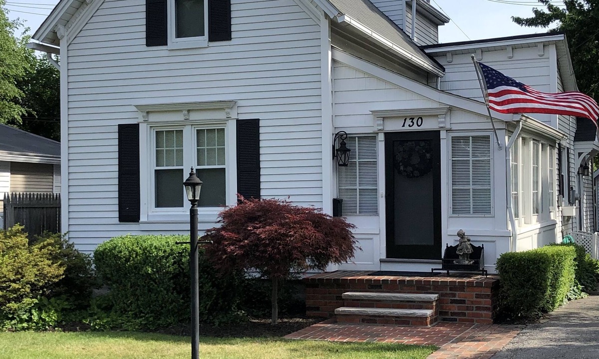 Grosse Pointe House | Grosse Pointe Farms, turn-of-the-century, renovated, Period House, furnished