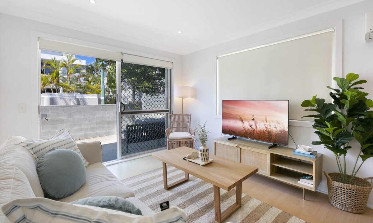 Mermaid Beach Apartment | Ground Floor 2-Bed Mermaid Beach Pad with Parking