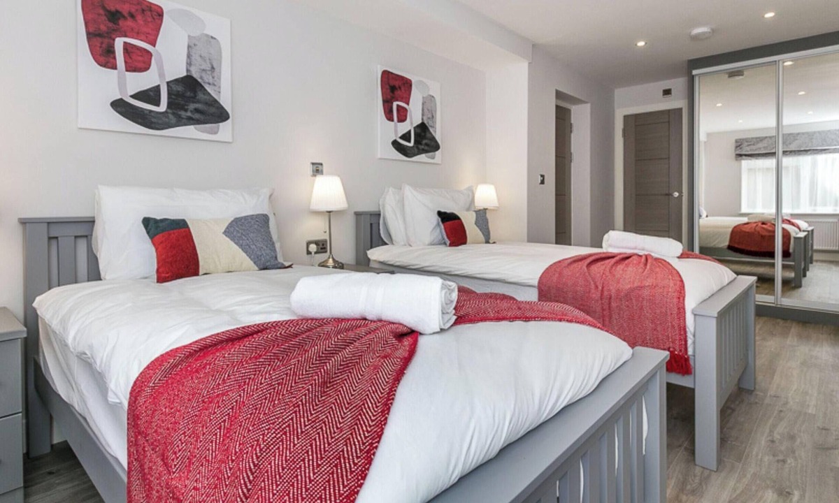 Reading Apartment | Ground Floor 3-Bed Apartment with Garden & Parking