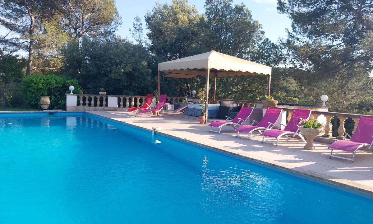 Plan-d'Orgon Apartment | Ground floor apartment in Provencal house with independent access ALPILLES