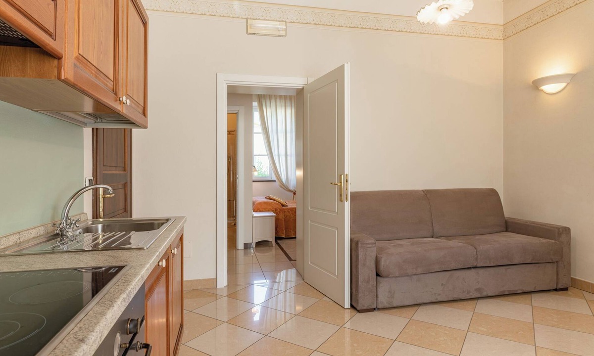 Diecimo Apartment | Ground Floor Apartment - White/Gold