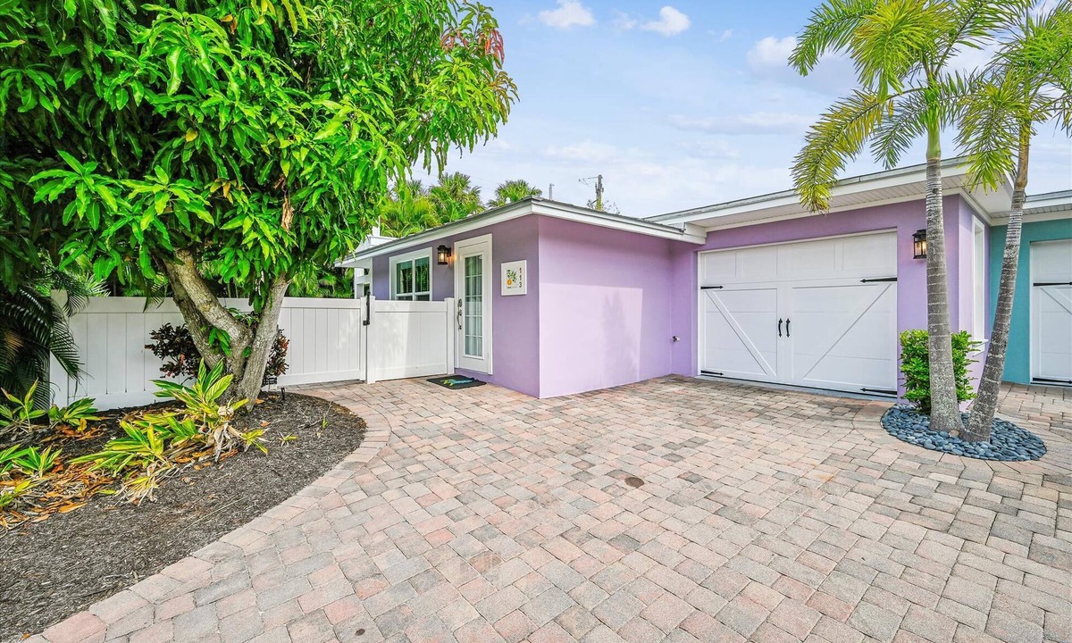 Holmes Beach Cottage | Ground Floor home for 5, short walk to beach and private heated pool! Lovely open living area