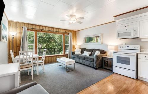 Bend House | Ground Floor Riverside Cottage with Patio
