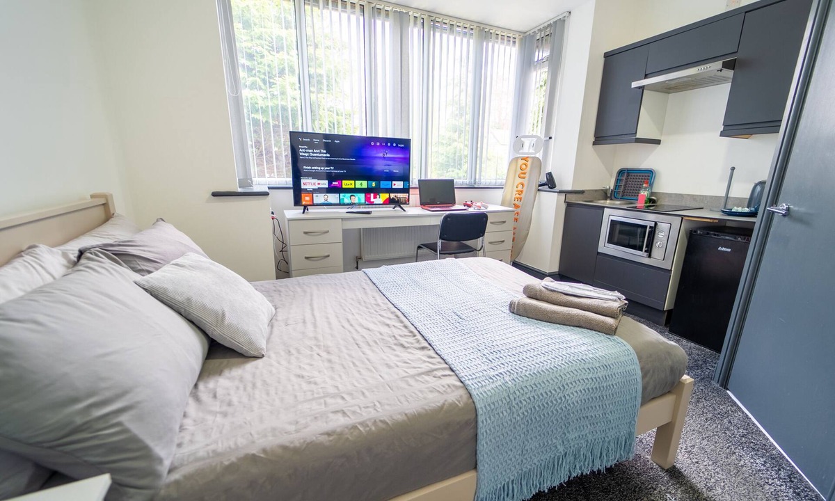 Selly Oak Apartment | Ground floor studio next to QE with free parking!