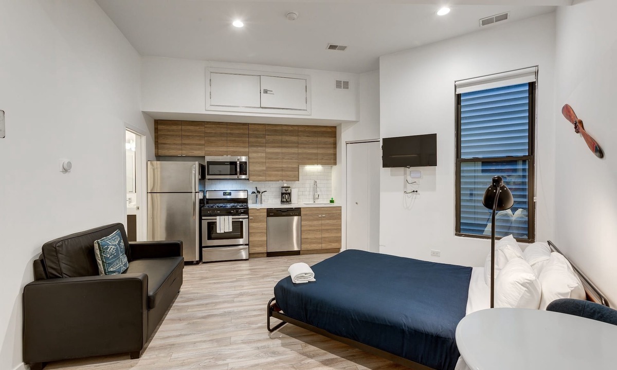 River West Apartment | Ground Floor Studios in Chicago by 747 Lofts