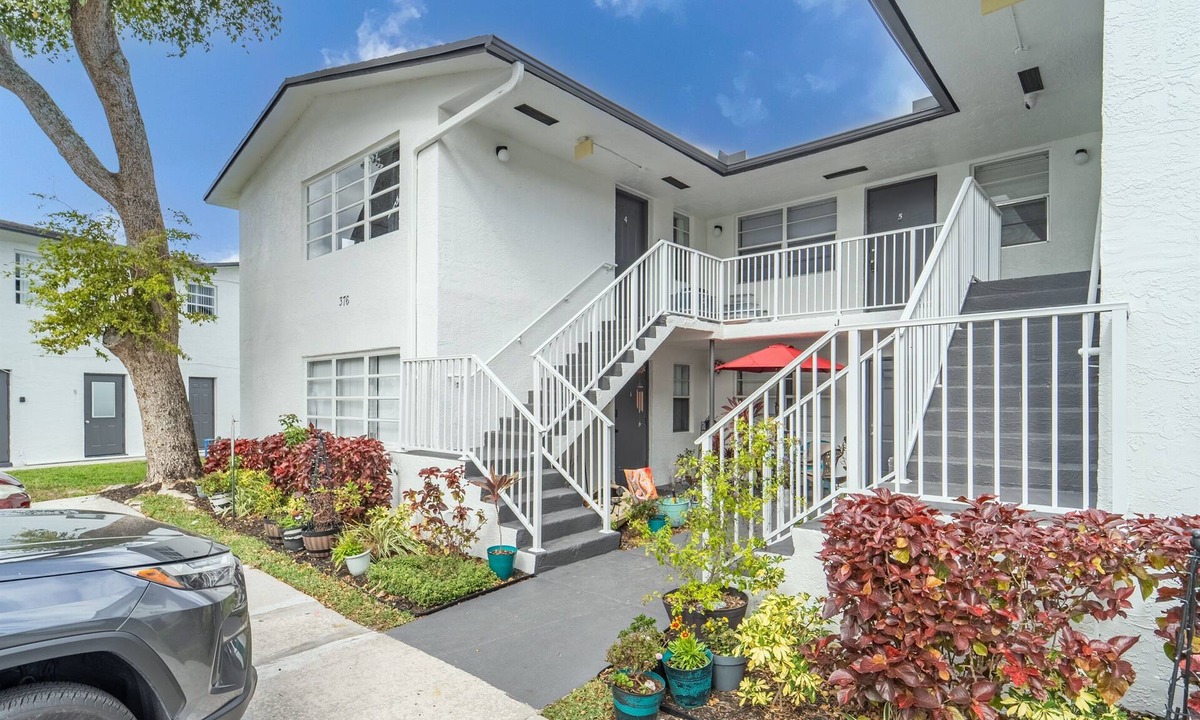 Survey Creek Apartment | Ground Level Condo - Large Groups - Palmwavestays