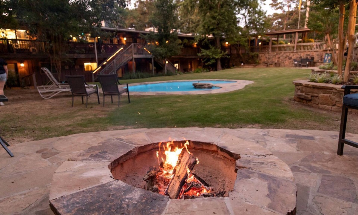 Mount Ida Cottage | Group Cottage with Jacuzzi and Pool Incredible for Lake Water Sports in Mount Ida, Arkansas