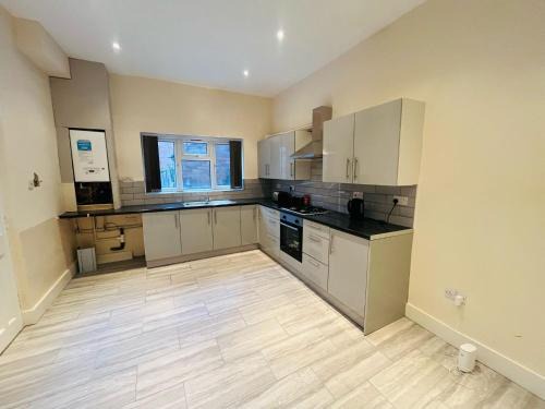 Nottingham House | Group Friendly 5 Bedroom House Near Nottingham Train Station & Football Stadium, Self Check-In, Fast WiFi & Free On-Street Parking