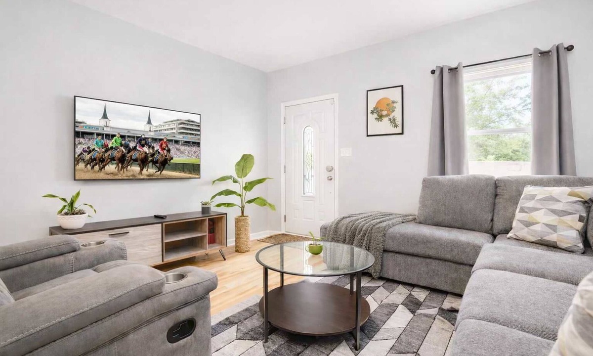 Park Duvalle House | Group-friendly home in Louisville's prime location