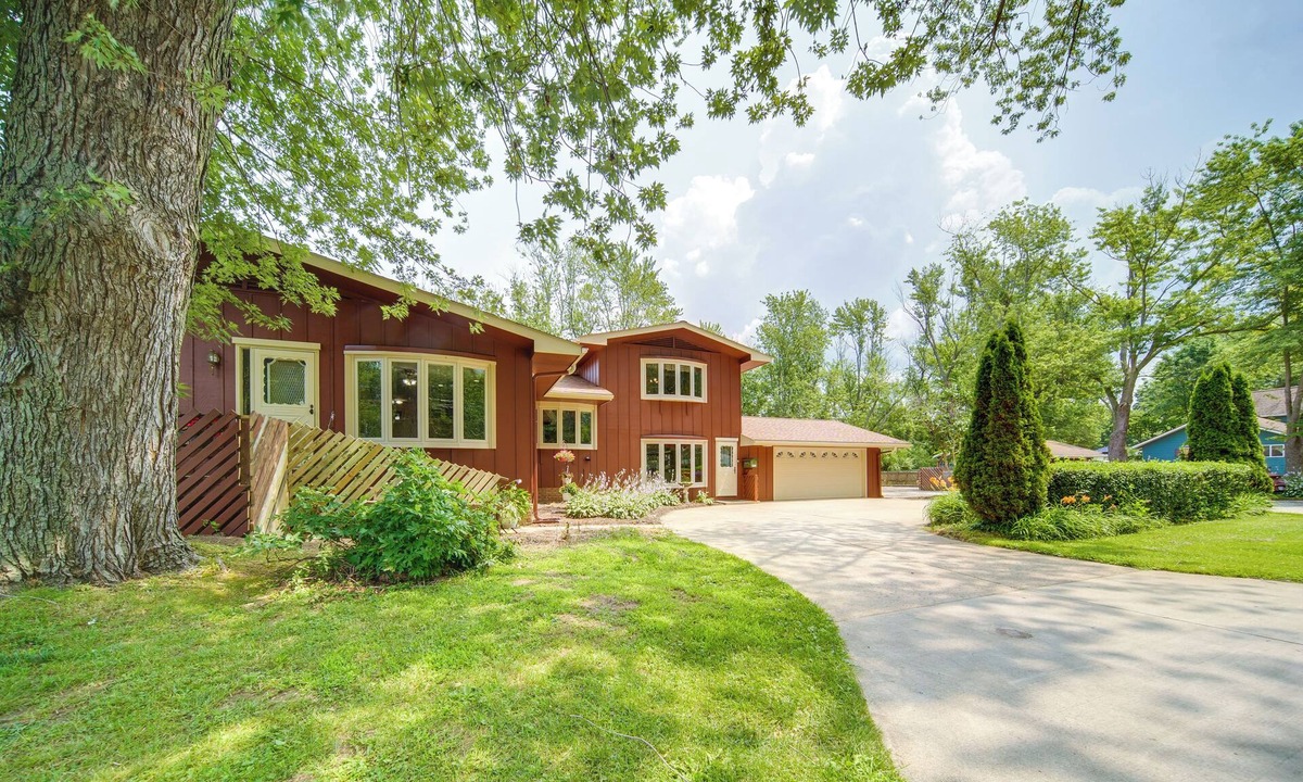 Conneaut House | Group-Friendly Lake Erie Getaway w/Private Yard