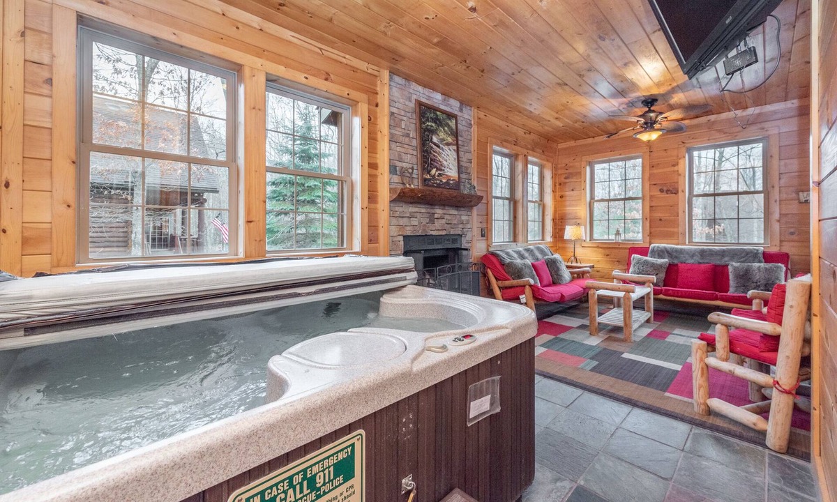 Thayerville Cabin | Group Getaway w/Loft, Fireplace & Hot Tub