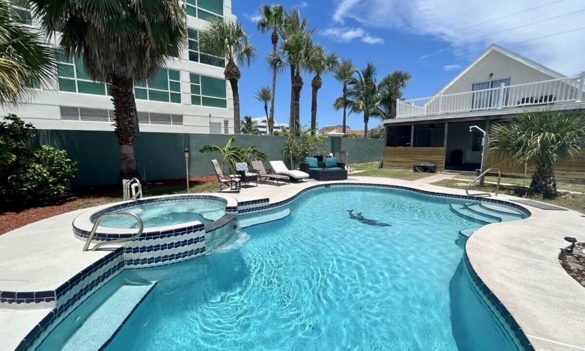 Orlando Beach House | Group getaway w/pool, river & beach access