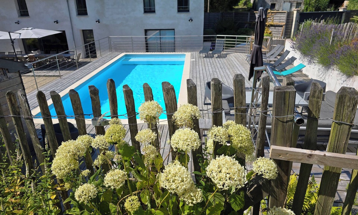 Bricqueville-sur-Mer Villa | Group gîte with swimming pool and sauna between land and sea