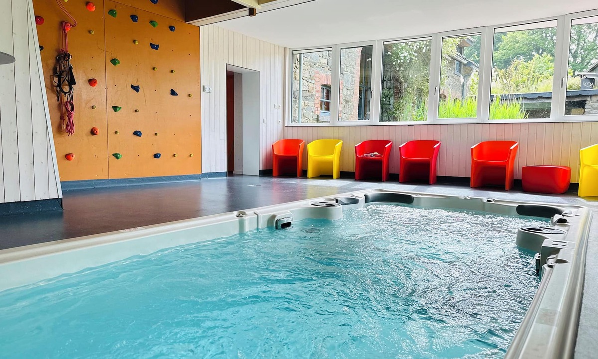 Waimes House | Group house with a pool & climbing wall (incl)