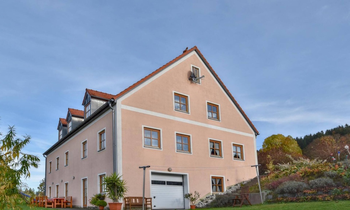 Schoensee House | Group house with common room and sauna