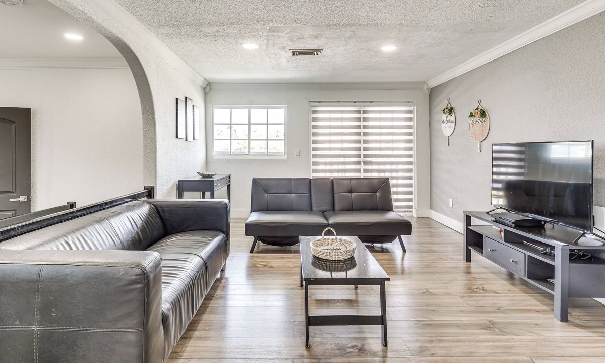 Miami Gardens Cottage | Group Hub w/Game Room! 4 Mi to Hard Rock Stadium