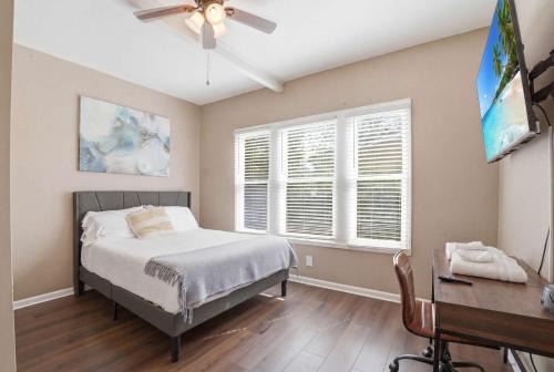 Downtown House | Group-Ready 6BR Gem in Central Lafayette