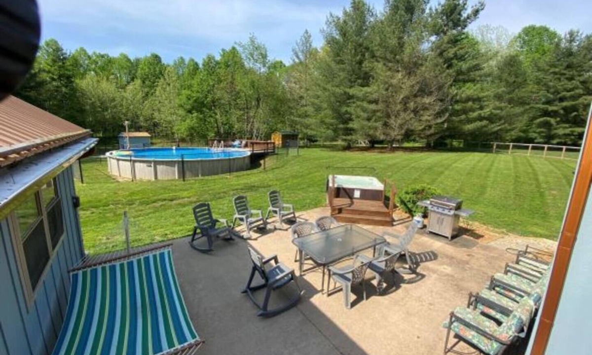 Bloomington House | Group Retreat - Sleeps 20-50 with Pool, Hot Tub, Cabins & Camping, partially ADA compliant