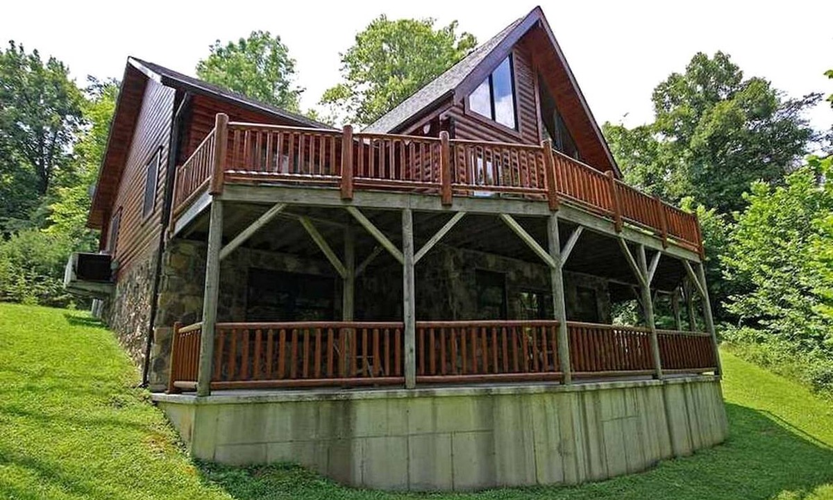 Rockbridge Cabin | Group Spacious Cabin with Hot-Tub and Picnic Areas in Ohio