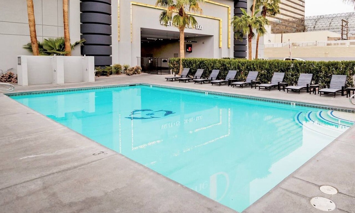 Downtown Las Vegas Hotel | Group Vacation! 2 Modern Units, Casino, Pool, FREE Parking