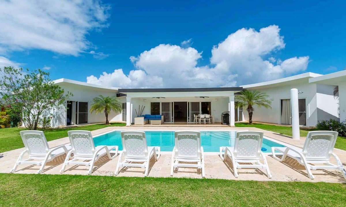 La Mulata Villa | Guest-friendly 4BD luxury villa with pool/waterpark/Wi-Fi/cable TV/free van!