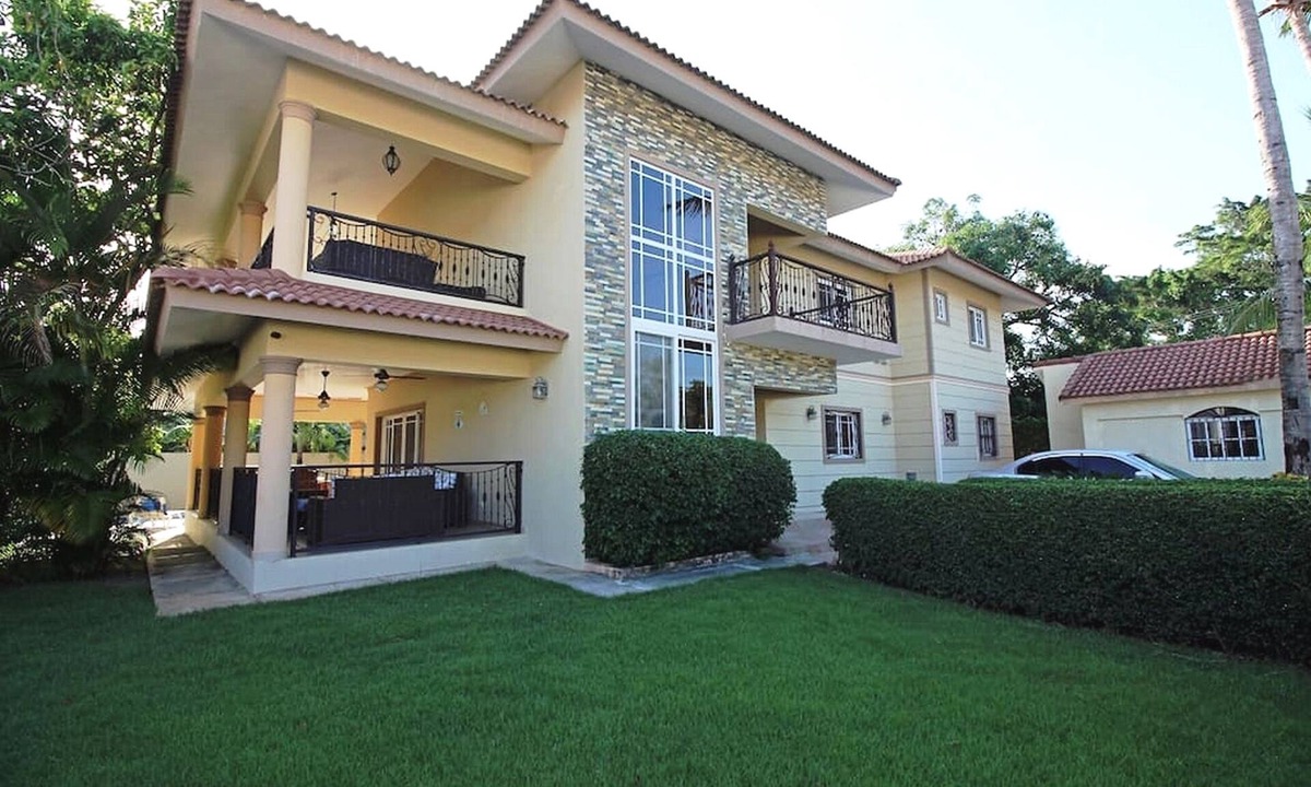 El Batey Villa | Guest-friendly 8BD villa in central Sosua, with pool, cable TV, fast internet!