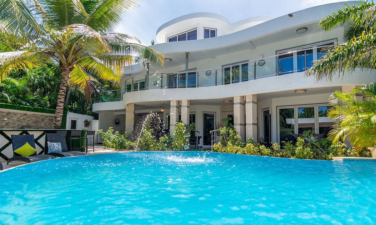 La Esplanada Villa | Guest-friendly 9BD/9BA party complex in central Sosua
