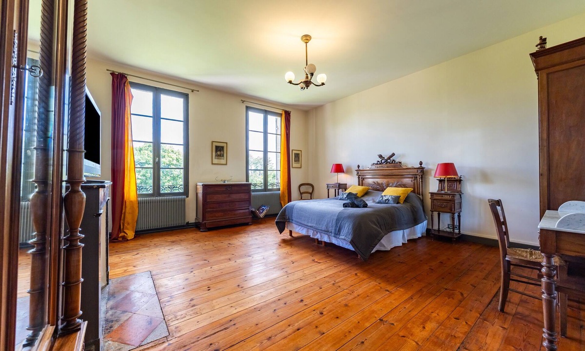 Saint-Germain-Du-Puch Bed & Breakfast | Guest Room – Château Le Noble
