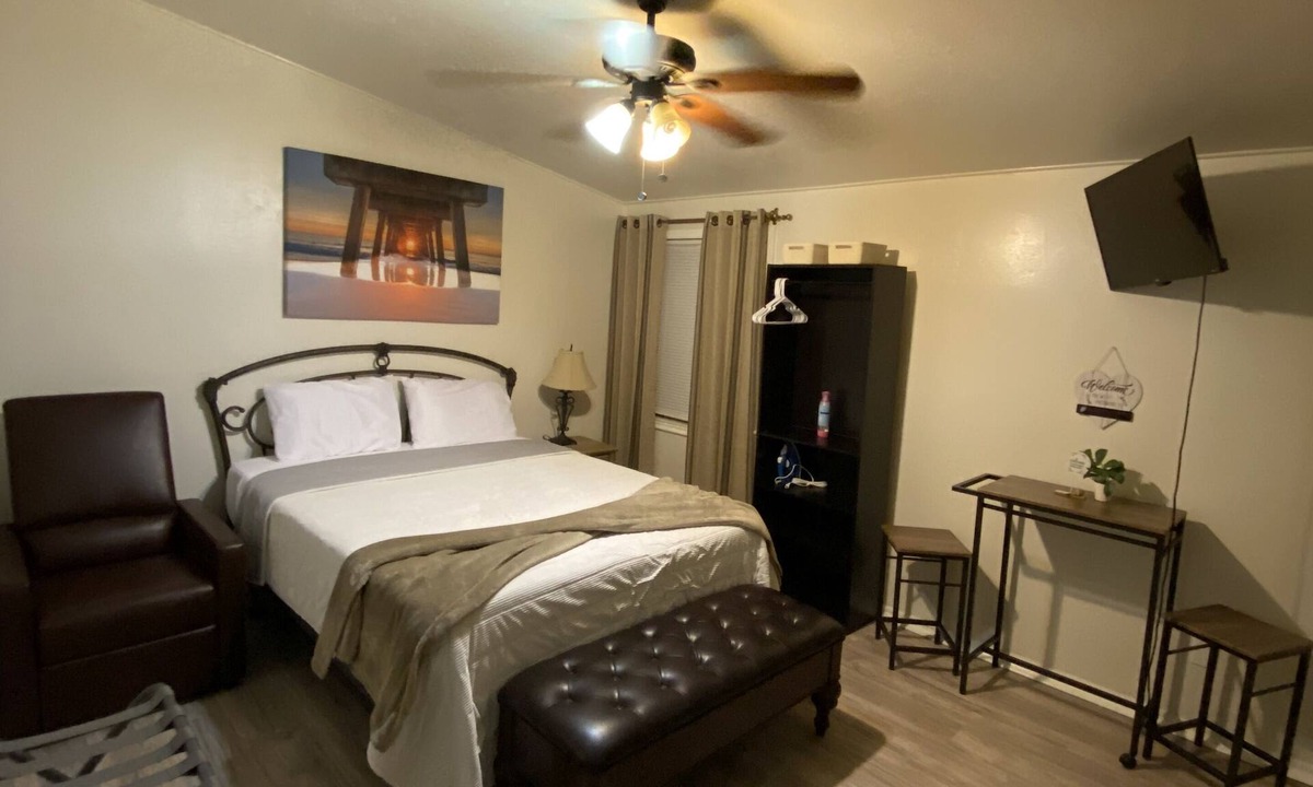 Tampa House | Guest Suite in Tampa! 5 minutes from the airport and near the beach!