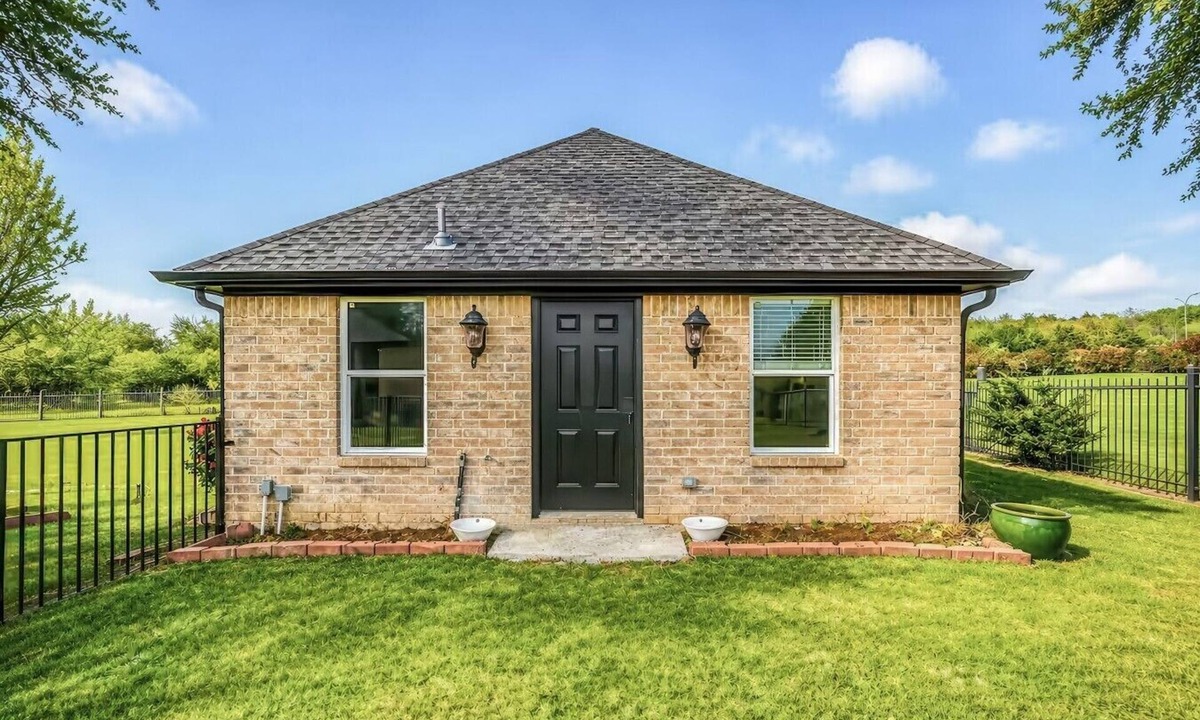 Cedar Hill House | Guest Villa: Modern Comfort Near Joe Pool Lake in Cedar Hill