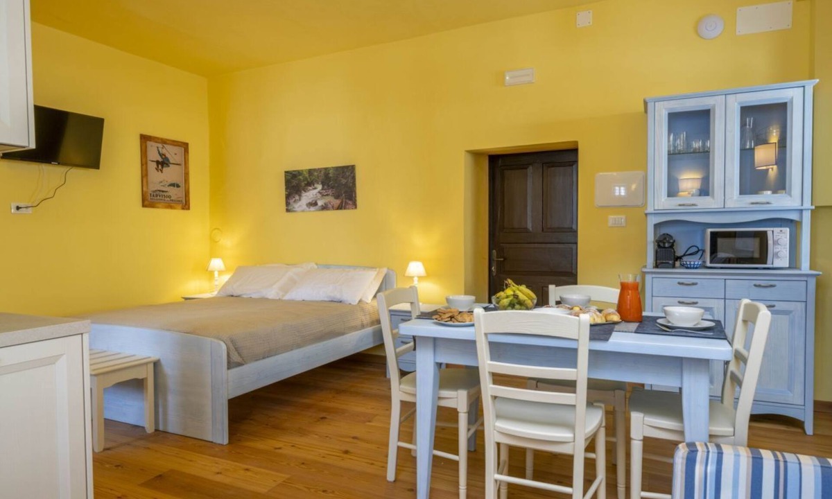 Tarvisio Apartment | GuestHost - A charming and welcoming studio apartment of approximately 25 square meters, perfect for three people, located on the ground floor of a historic building built in 1864 and renovated in 2025 while maintaining its historic atmosphere (NO elevat