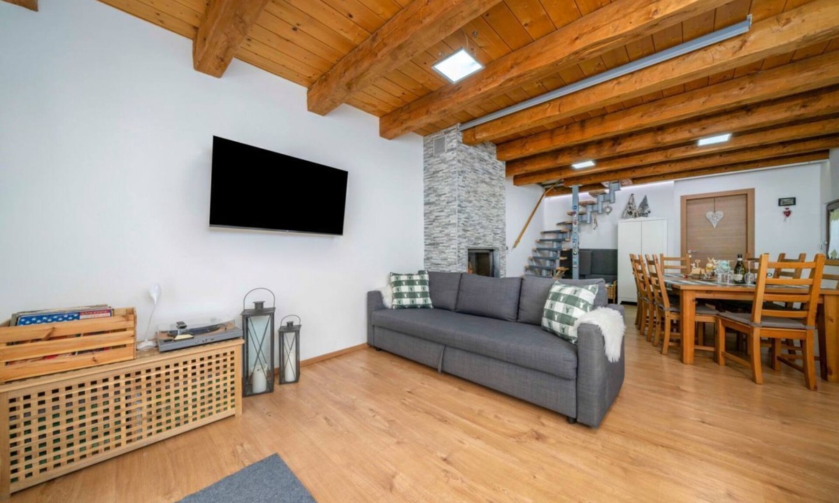 Tarvisio Ski Chalet | GuestHost - A large and charming renovated chalet with a private entrance, measuring 145 square meters, perfect for 10 people.The property, located in a quiet and private location, is surrounded by woods yet only 800 meters from the ski slopes and bike p