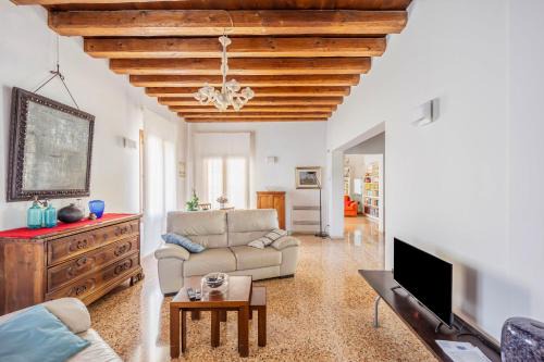Mirano Apartment | GuestHost - Beautiful Villa With Garden and Private Parking!