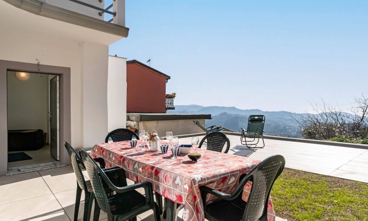 Vezzano Ligure Apartment | GuestHost - Beyond the Sea: Pacific Refuge in Liguria