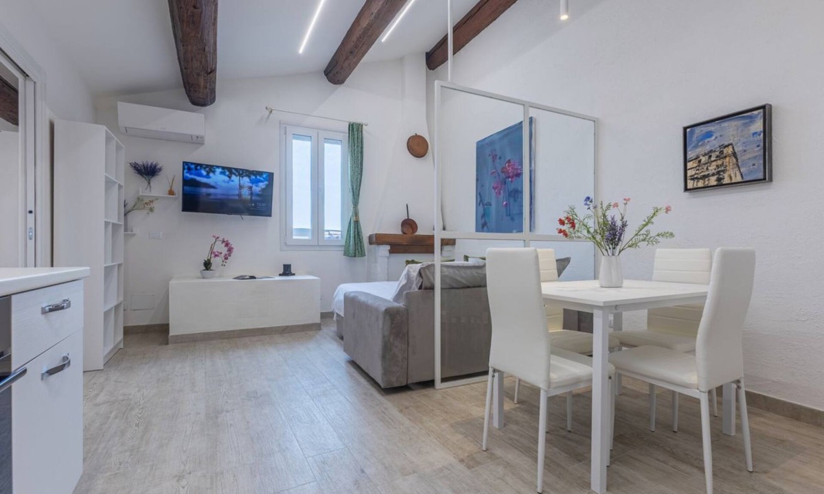 Ferrara Historic Centre Apartment | GuestHost - Blanket Retreat! Near Estense Castle