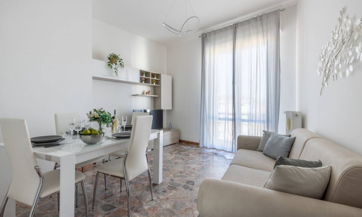 Pisa Apartment | GuestHost - Bright 80 sqm apartment, for up to 4 people, located on the 5th floor of a building with lift (not suitable for disabled people). The accommodation is located in a quiet area of Pisa, full of services, ideal for students and families. The Lu