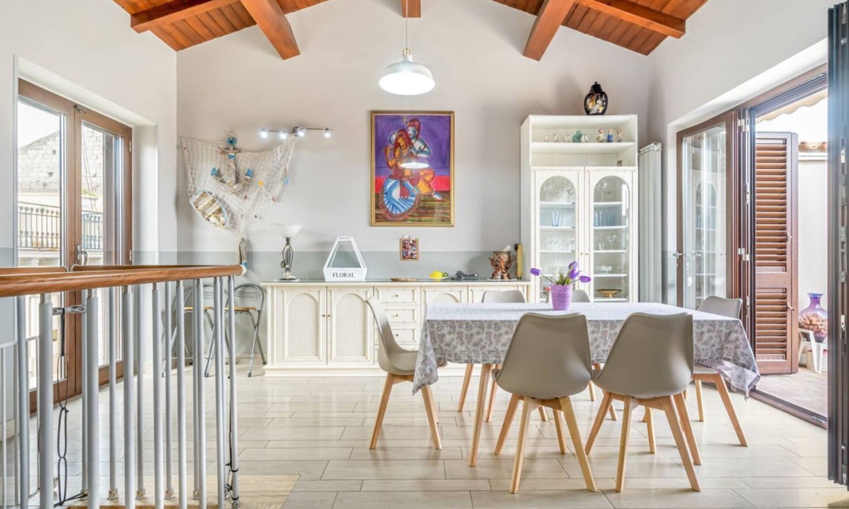 Torre Archirafi Apartment | GuestHost - Bright and independent apartment of about 160 sqm, on two levels, ideal for groups of up to 6 people looking to relax.Located in a central and well-served area, the apartment is just 100 meters from the seafront, where you'll find a bike path